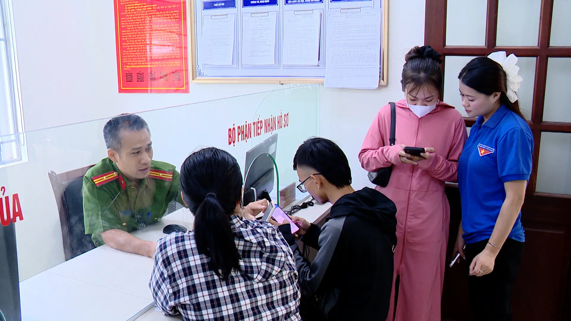 Công an cơ sở hỗ trợ người dân, quản lý tốt địa bàn